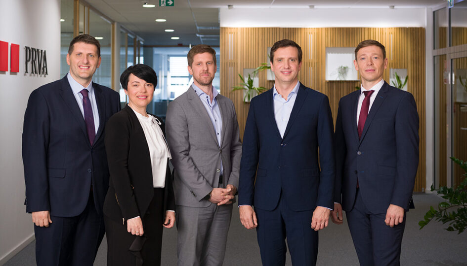 Predstavniki slovenske entitete skupine PRVA Group: Roman Frelih, član uprave in Nataša Hajdinjak, predsednica uprave PRVE Osebne zavarovalnice; Borko Vrečko, član uprave PRVE Pokojninske družbe; Janez Kranjc, predsednik uprave Skupine PRVA, Gregor Rovanšek, predsednik uprave PRVE Pokojninske družbe(Foto: Janez Marolt)