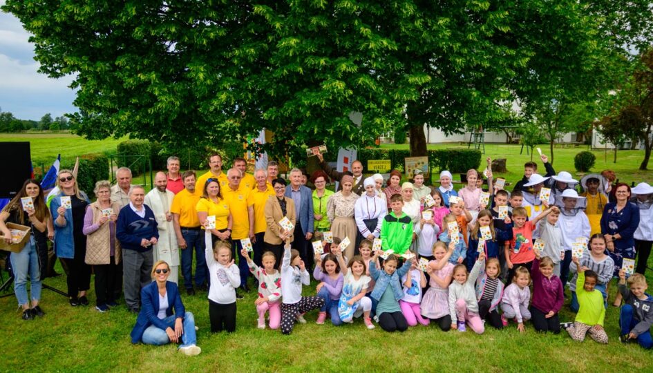 Na zadnji otvoritvi učnega čebelnjaka PRVA čebela na Osnovni šoli Veržej, maj 2025.