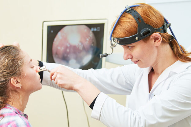 Pregled ušes, nosu in grla. ORL zdravnik z endoskopom.