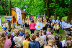 Kulturna tocka ucencev OS Kamnica ob sprejemu cebelnjaka (foto: Skupina PRVA)