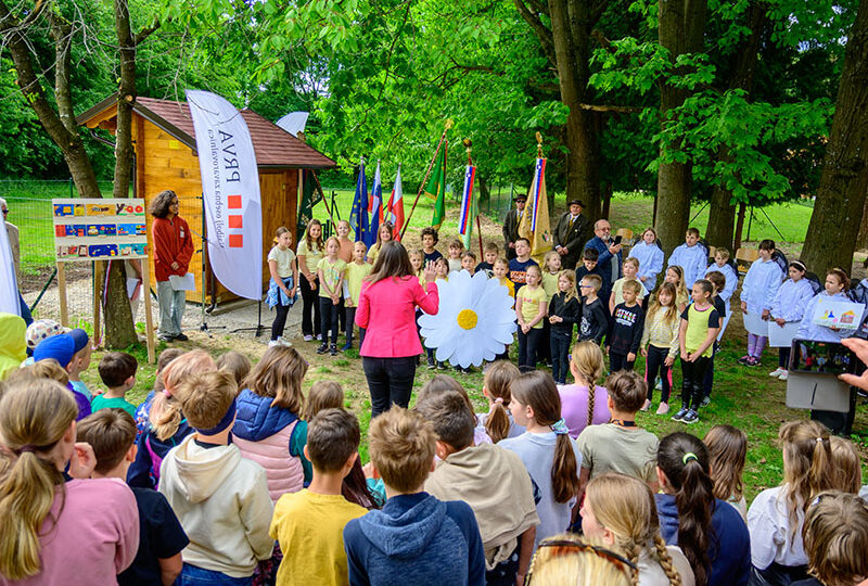 Kulturna tocka ucencev OS Kamnica ob sprejemu cebelnjaka (foto: Skupina PRVA)