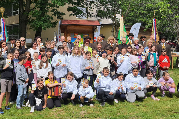 Skupinska fotografija mladih čebelarjev in učencev na OŠ Kamnica (foto: Maribor24.si)
