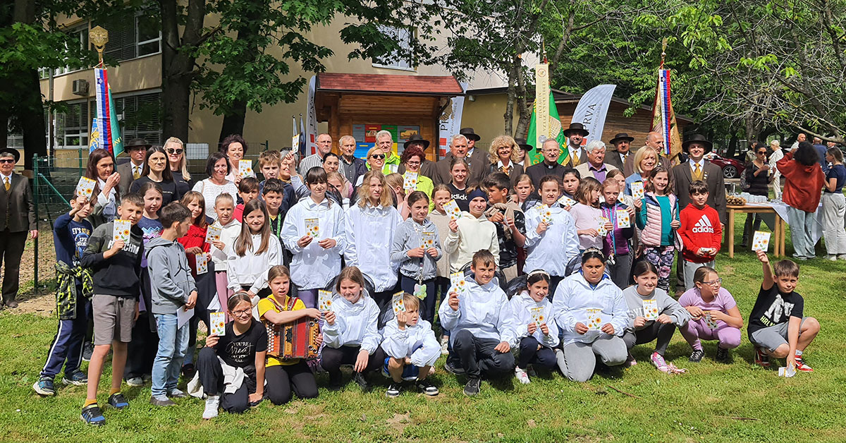 Skupinska fotografija mladih čebelarjev in učencev na OŠ Kamnica (foto: Maribor24.si)