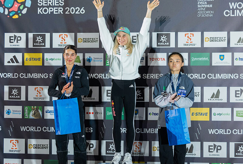 Janja Garnbret na odru za zmagovalce, SP Koper 2026